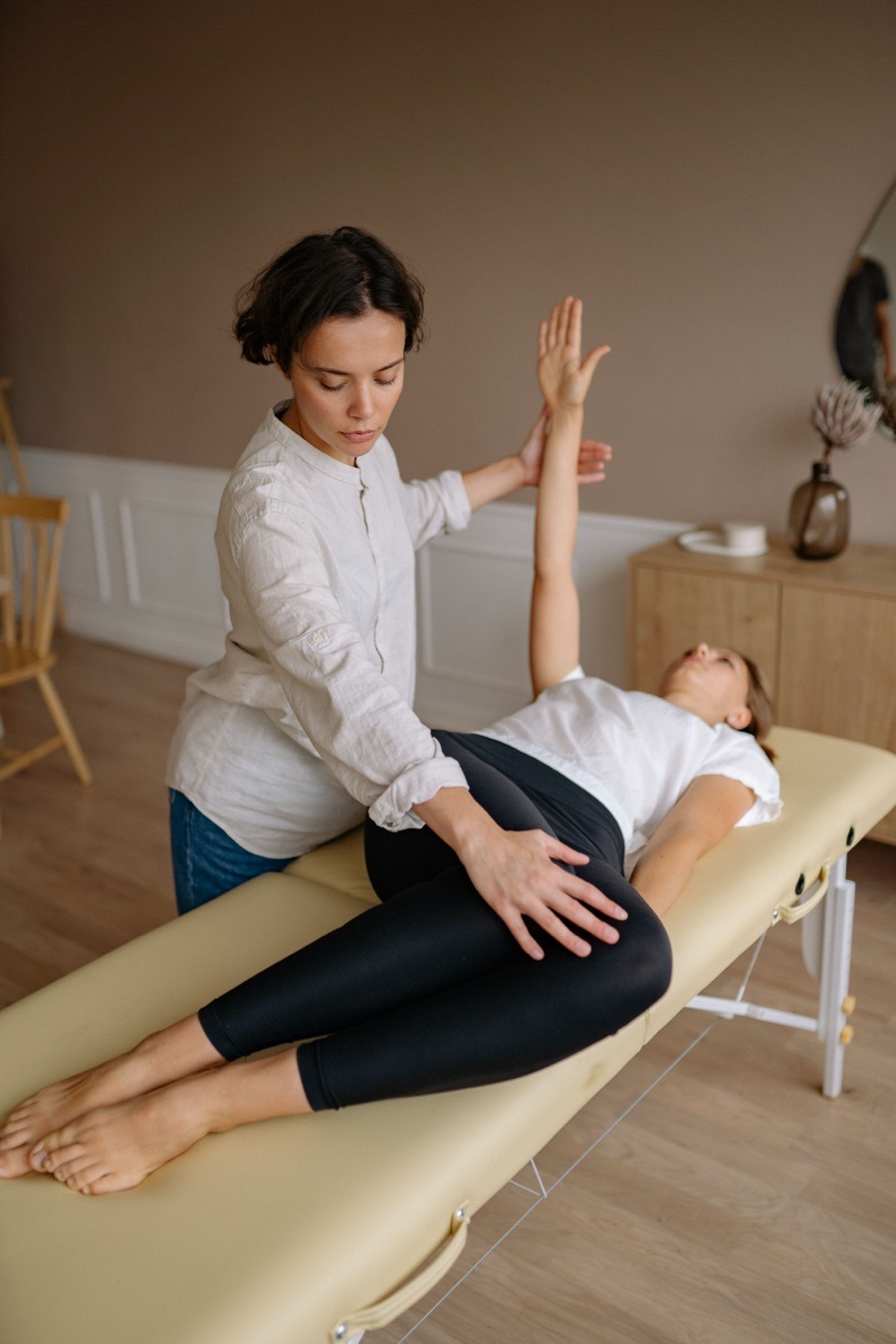 Fisioterapeuta en sesión de tratamiento